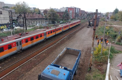 Pod jednym wiaduktem piesi przejdą, pod innym nie. Zaczyna się likwidacja kładki nad torami