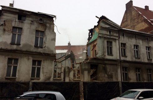 Trwa wyburzanie kamienicy w centrum Katowic. Tworzą się korki