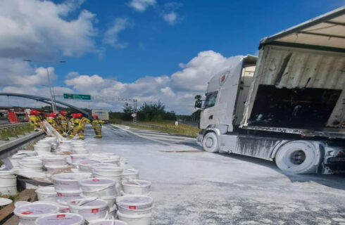 Na zjeździe z autostrady A4 z ciężarówki wypadły wiadra z farbą