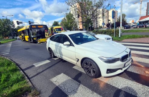 BMW zderzyło się z autobusem komunikacji miejskiej. 4 osoby trafiły do szpitala