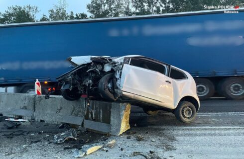 Na autostradzie A4 kierowca wjechał w betonowe separatory