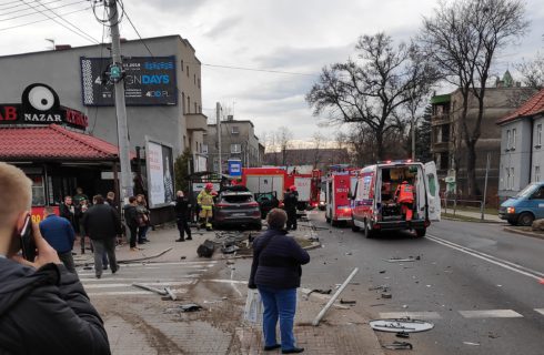 Wypadek na południu Katowic. Samochód prawie uderzył w przystanek