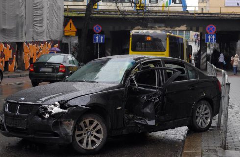 Samochód zderzył się z autobusem na ul. Francuskiej