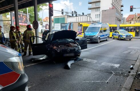 Wypadek w centrum Katowic. Kierowca wjechał w wiadukt na ul. Mikołowskiej