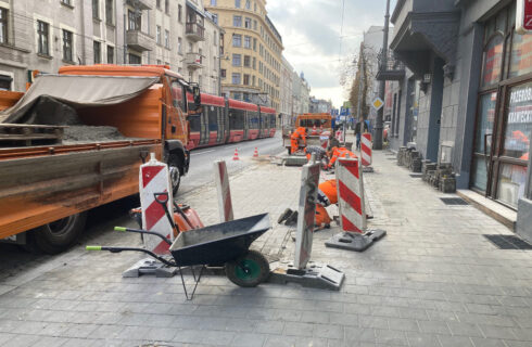 MZUiM, kosztem chodnika, poszerzył miejsca parkingowe dla niepełnosprawnych