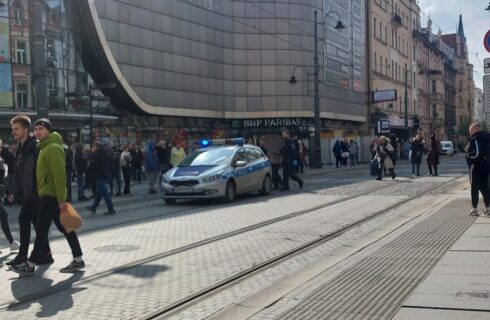 Mężczyzna zasnął na torowisku w centrum Katowic i zablokował tramwaje