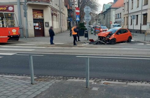 Zderzenie tramwaju z samochodem na Kościuszki. Jedna osoba trafiła do szpitala