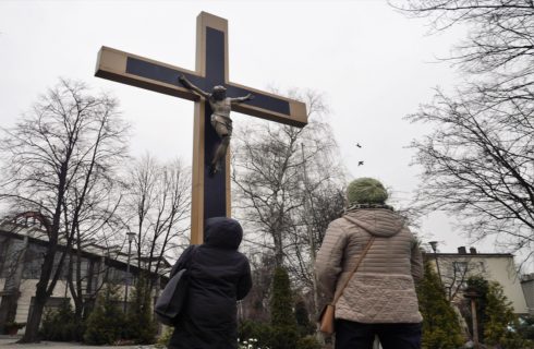 Ktoś obrzucił kamieniami i zdewastował krzyż na Koszutce