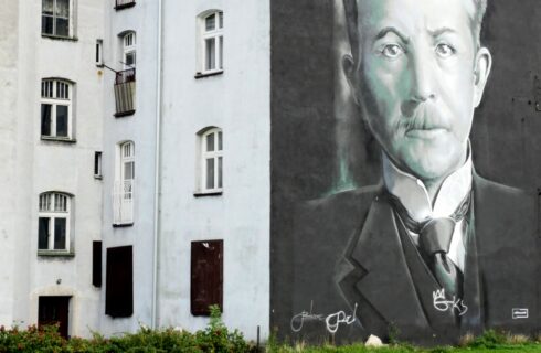 Kibolskie napisy na muralu z Wojciechem Korfantym