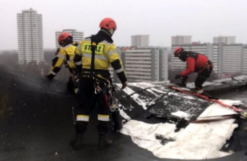 Strażacy zabezpieczyli linami uszkodzony dach na os. Tysiąclecia, a dzisiaj wznowili działania