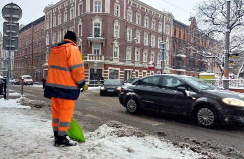 Walka z opadami śniegu trwa. Strażacy interweniowali w centrum Katowic