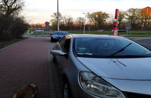 Ktoś uszkodził samochody blokujące chodnik. Tym razem przy Dolinie Trzech Stawów