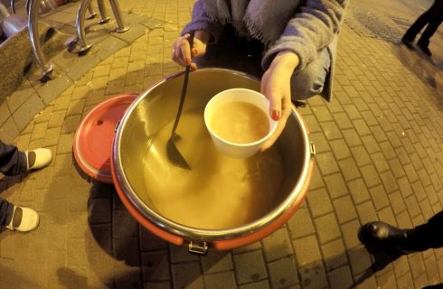 Rozdawali zupę na ulicach Katowic. Ruszyła akcja “Zupa w Kato”