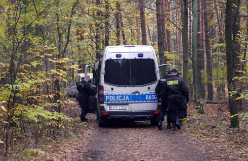 Mężczyzna znaleziony w lesie w Kostuchnie został zamordowany. Miał poderżnięte gardło