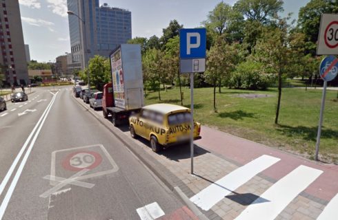 Żółty trabant-reklama odholowany w centrum Katowic