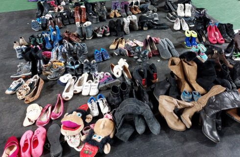 Zbierają buty dla młodych uchodźców z Ukrainy. Kto odda więcej, wygra nagrody