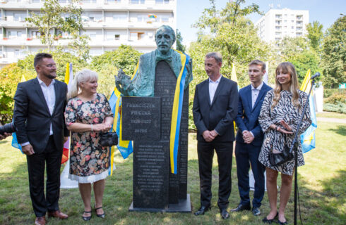 Wystarczyła żółto-niebieska szarfa na popiersiu Franciszka Pieczki i z całego kraju zaczęła się sączyć nienawiść do Ukrainy