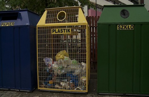 Spalone pojemniki na odpady wymieniane są na “wandaloodporne”