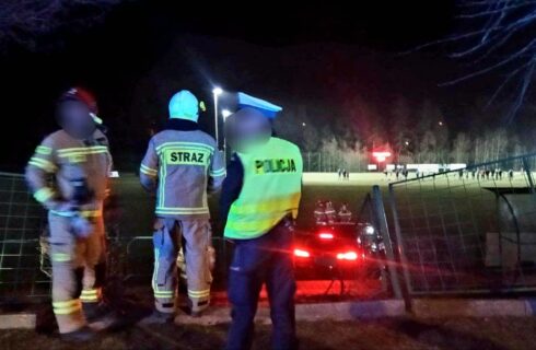 Kierowca wjechał samochodem na stadion w Katowicach, bo pomylił biegi