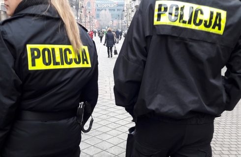 Mieszkanka Katowic opublikowała w sieci filmik z policjantką. Teraz jej za to zapłaci