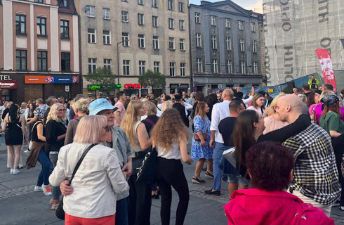 Kolejny raz tłumy tańczyły przed Teatrem Śląskim