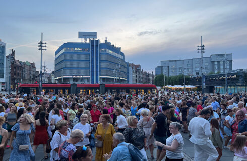 Brakowało miejsca na parkiecie, ale nie dobrych humorów. Tak było podczas potańcówki przed Teatrem Śląskim