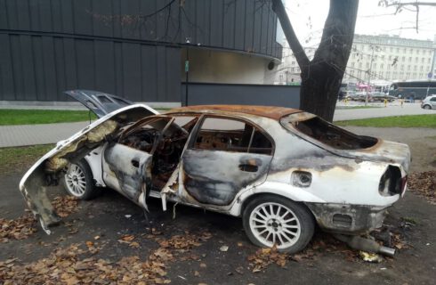 Wrak sportowego samochodu straszy w centrum Katowic. Nie da się go pozbyć