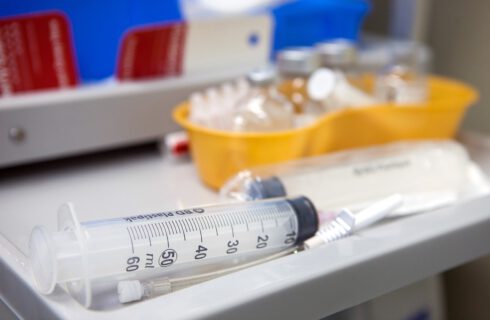 Programista z Katowic handlował fałszywymi szczepionkami i wynikami testów na Covid-19