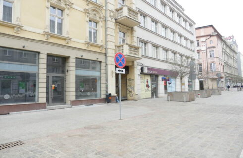 Po naszym tekście o nielegalnym parkowaniu na ul. Warszawskiej, miasto postawiło dodatkowy znak. I stał się cud