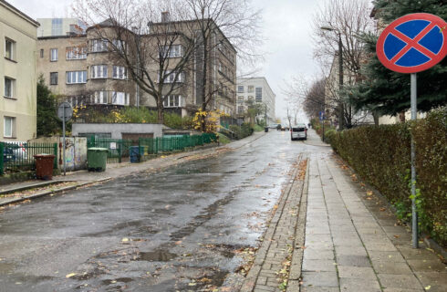 Mieszkaniec poprosił o postawienie koszy na śmieci na jednej z ulic śródmieścia. W odpowiedzi dowiedział się, że kosze stoją już gdzie indziej