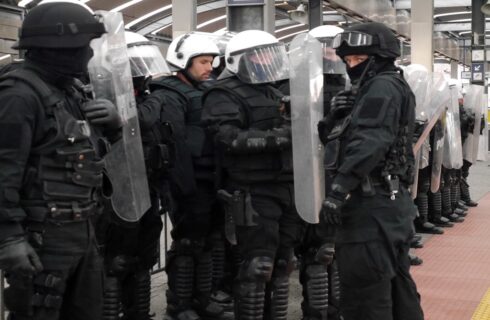 Policja ćwiczy przed przyjazdem kibiców na dworcu w Katowicach