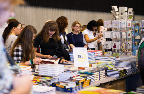 Spotkania z autorami, wymiana książkowa i ponad 160 wystawców. Dzisiaj ruszają targi książki